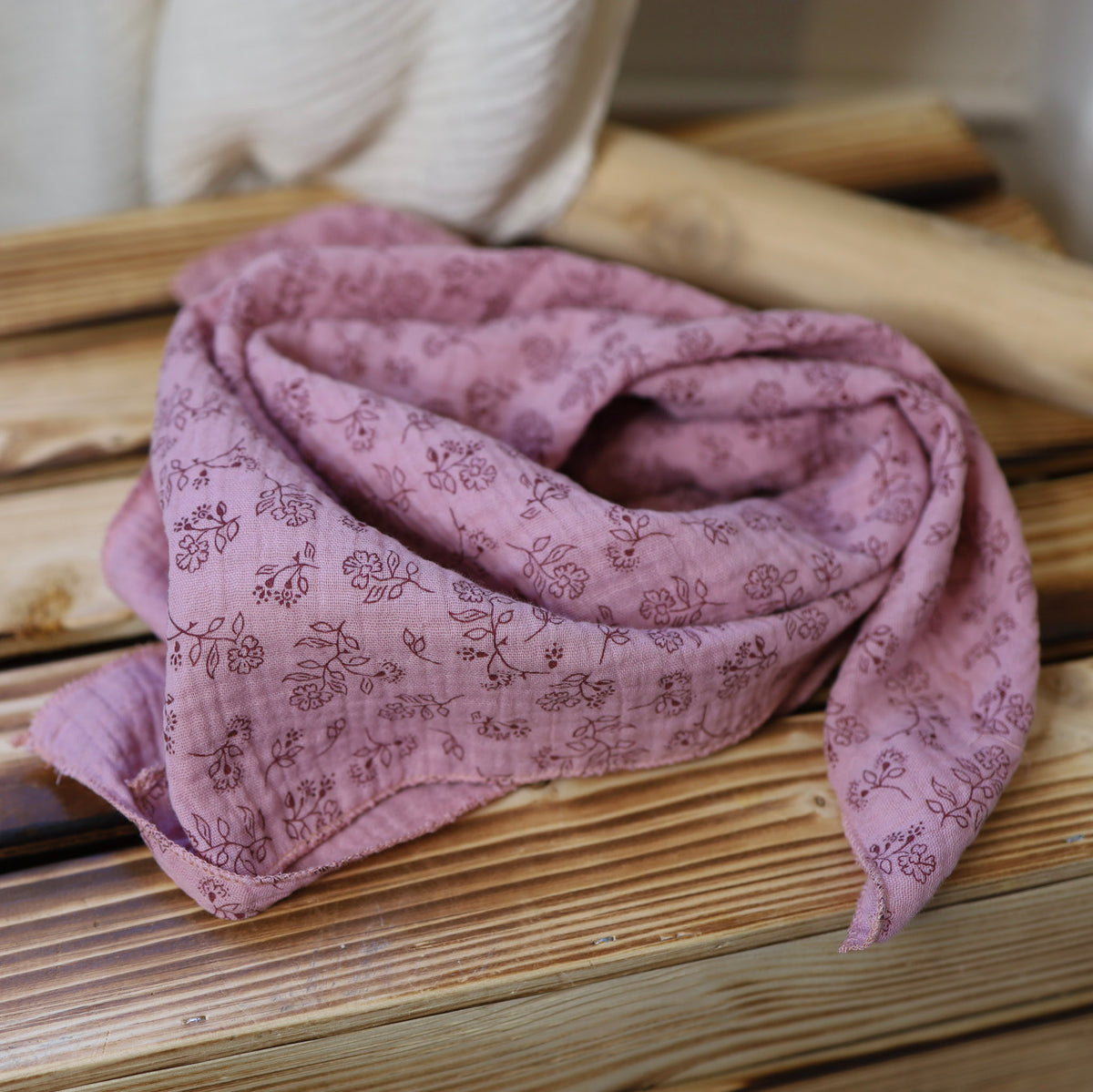 Musselin Halstuch für Babys aus Baumwolle in Altrosa mit feinem Blumenmuster, 60 × 60 cm