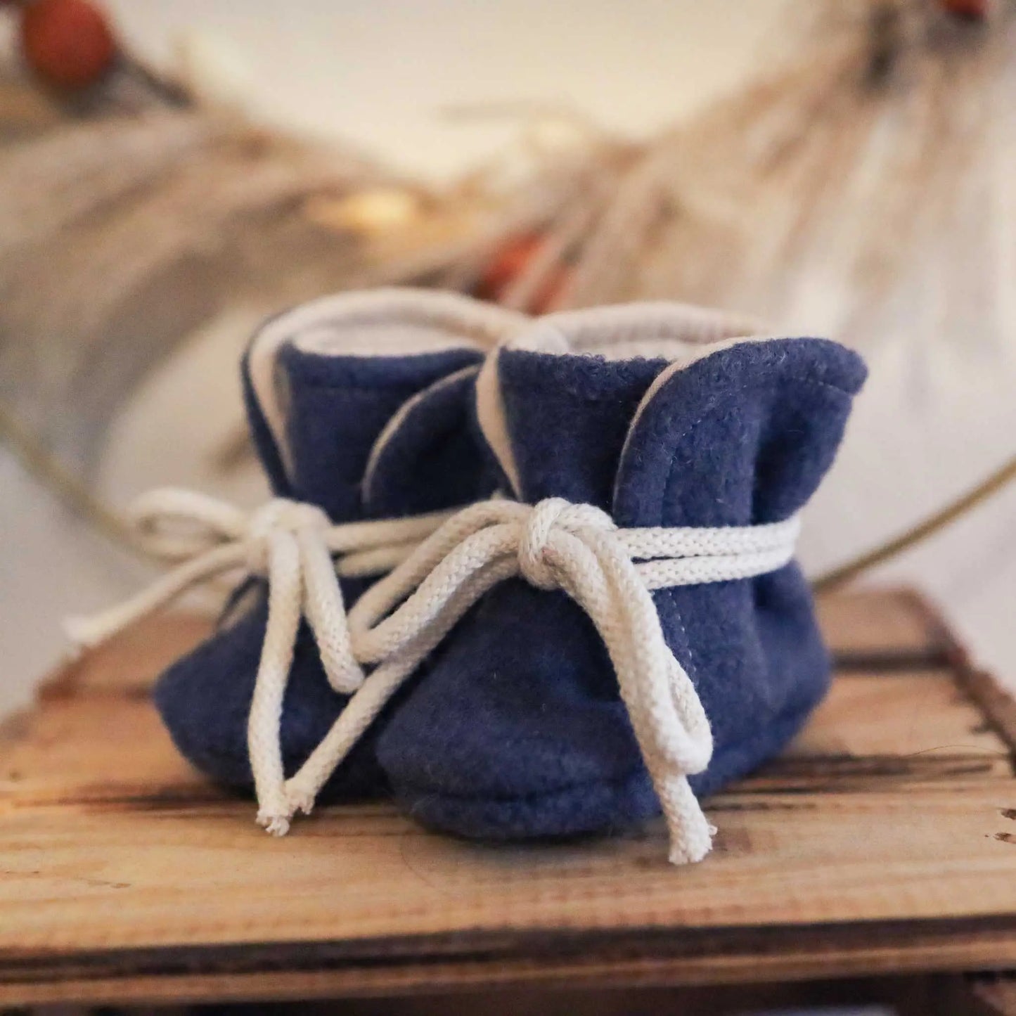 Babyschühchen aus Wollwalk in Jeansblau für warme Füße.