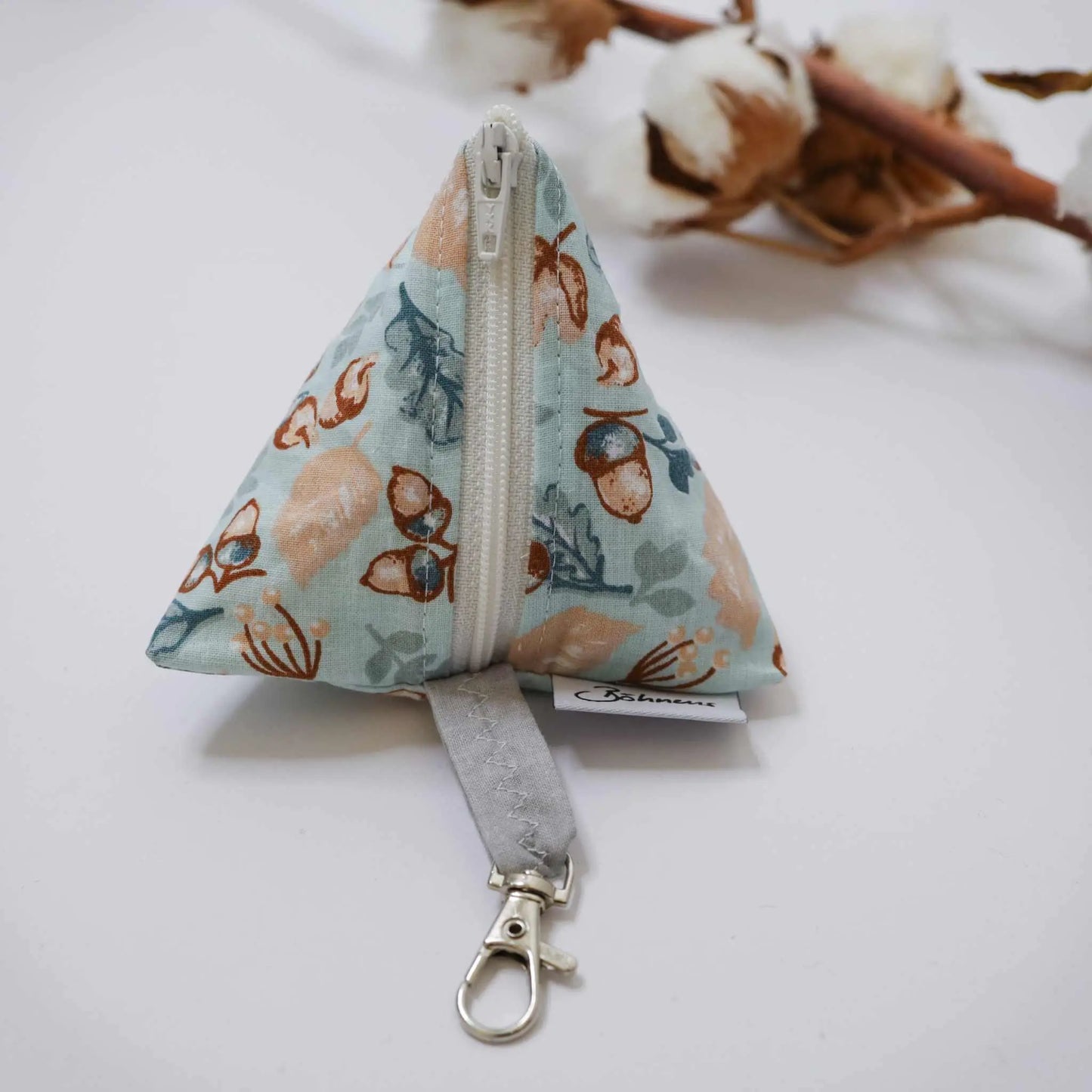 Schnickschnack-Tasche mit Eicheln-Muster, ca. 10x11 cm, mit Reissverschluss und Karabinerhaken.