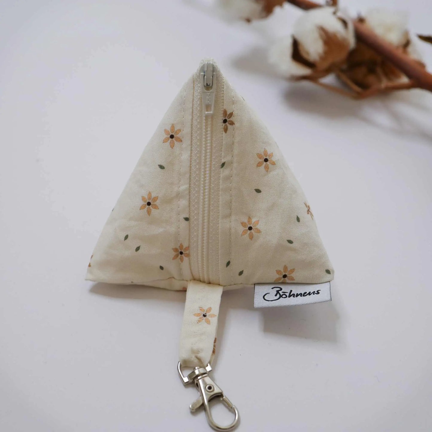 Floral Schnickschnack bag with zipper, 10x11cm, cream fabric.