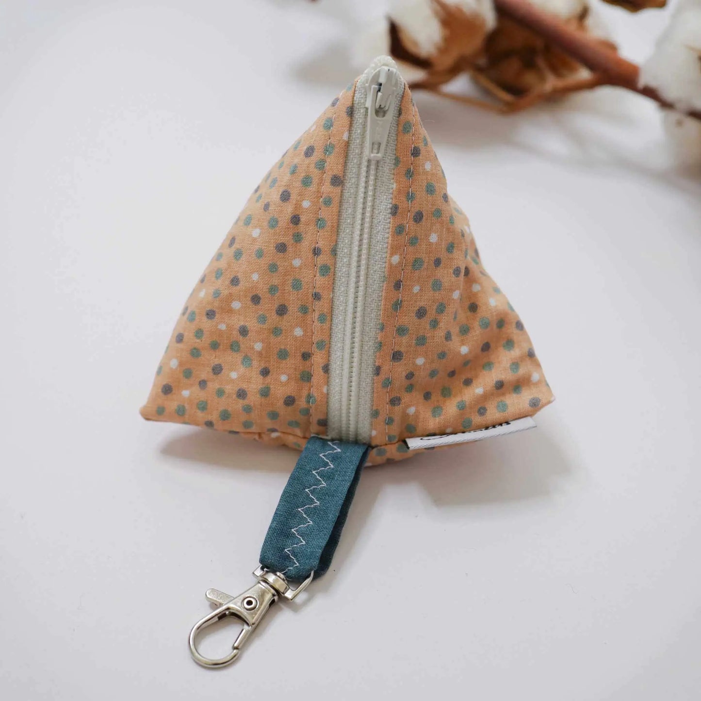 Schnickschnack-Tasche Punkte mit Reißverschluss und Karabiner, beige mit blauen Punkten, ca. 10x11 cm.