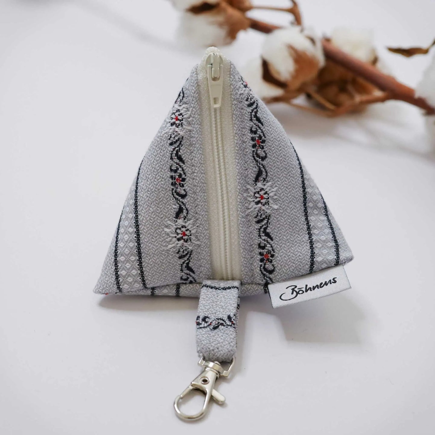 Graue Schnickschnack-Tasche mit Edelweiss-Muster, praktische Grösse ca. 10x11cm, geeignet für kleine Alltagsgegenstände.