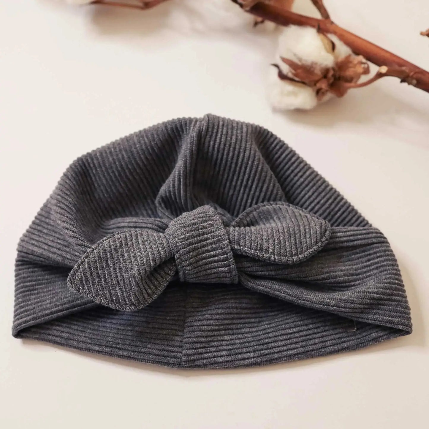 Anthrazit turban hat with bow detail, perfect for any wardrobe.