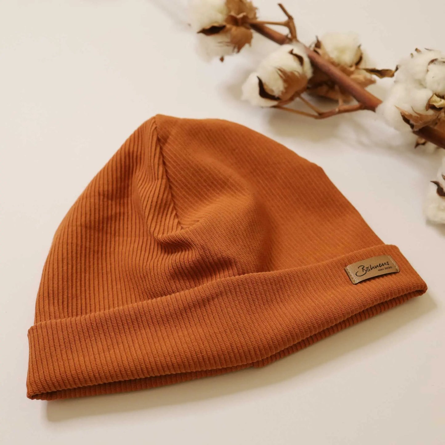 Klassische braune RIB Beanie aus hochwertigem Material, ideal für jedes Wetter.