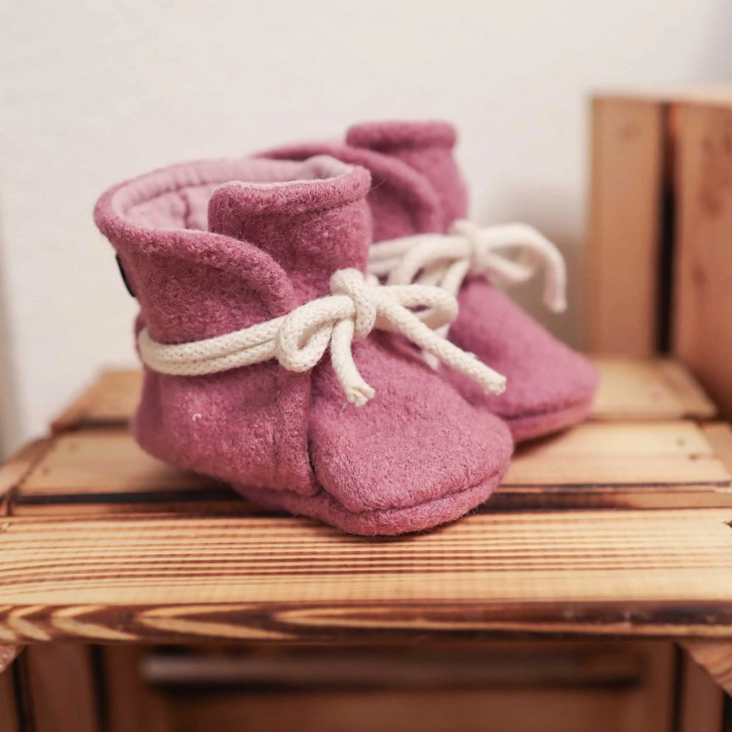 Babyschühchen aus Wollwalk in Rosa, warm und winddicht.