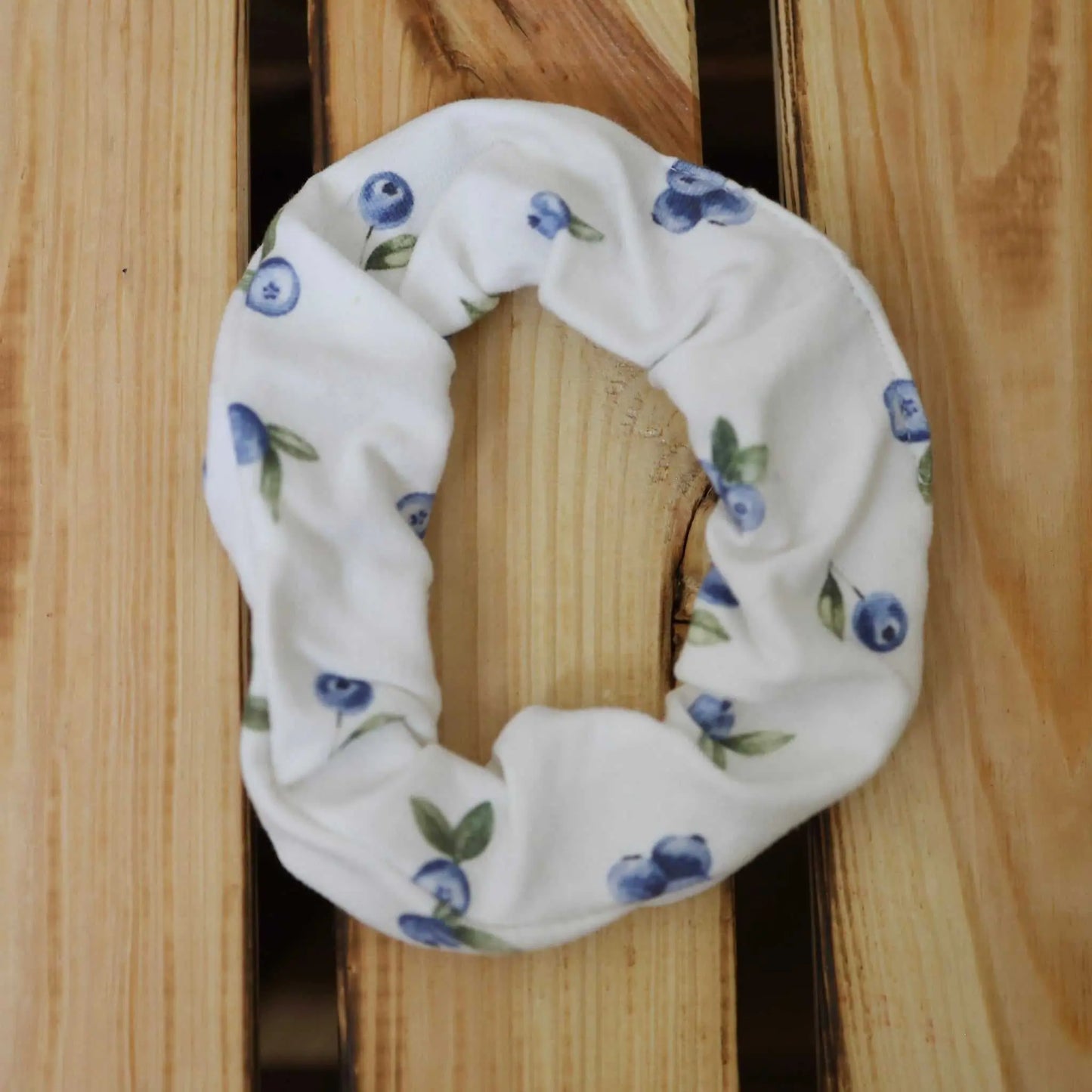 Scrunchie Weiss Blueberry with blueberry pattern on wooden background.