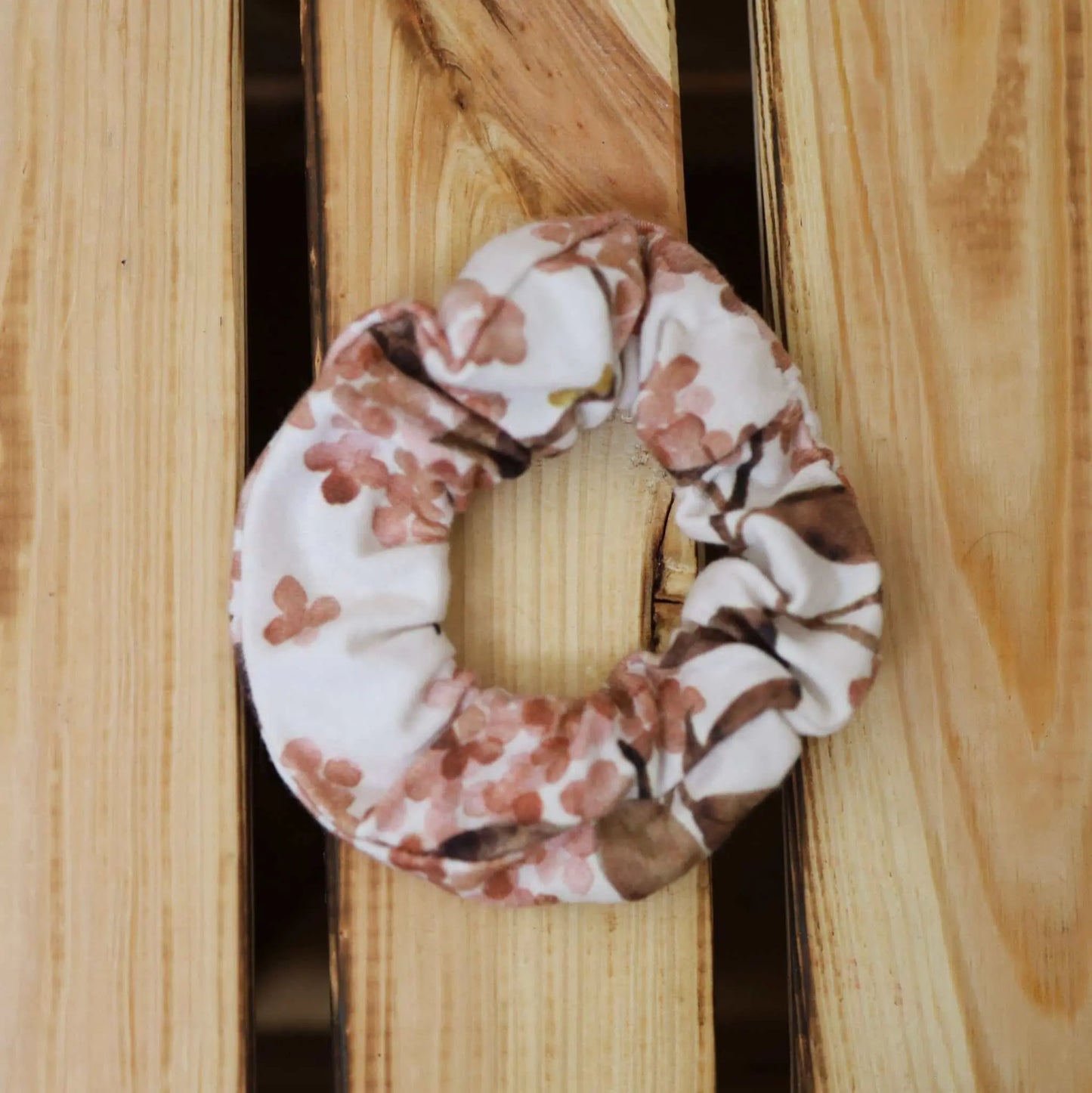 Scrunchie "Flower" with floral pattern, made from fabric remnants.