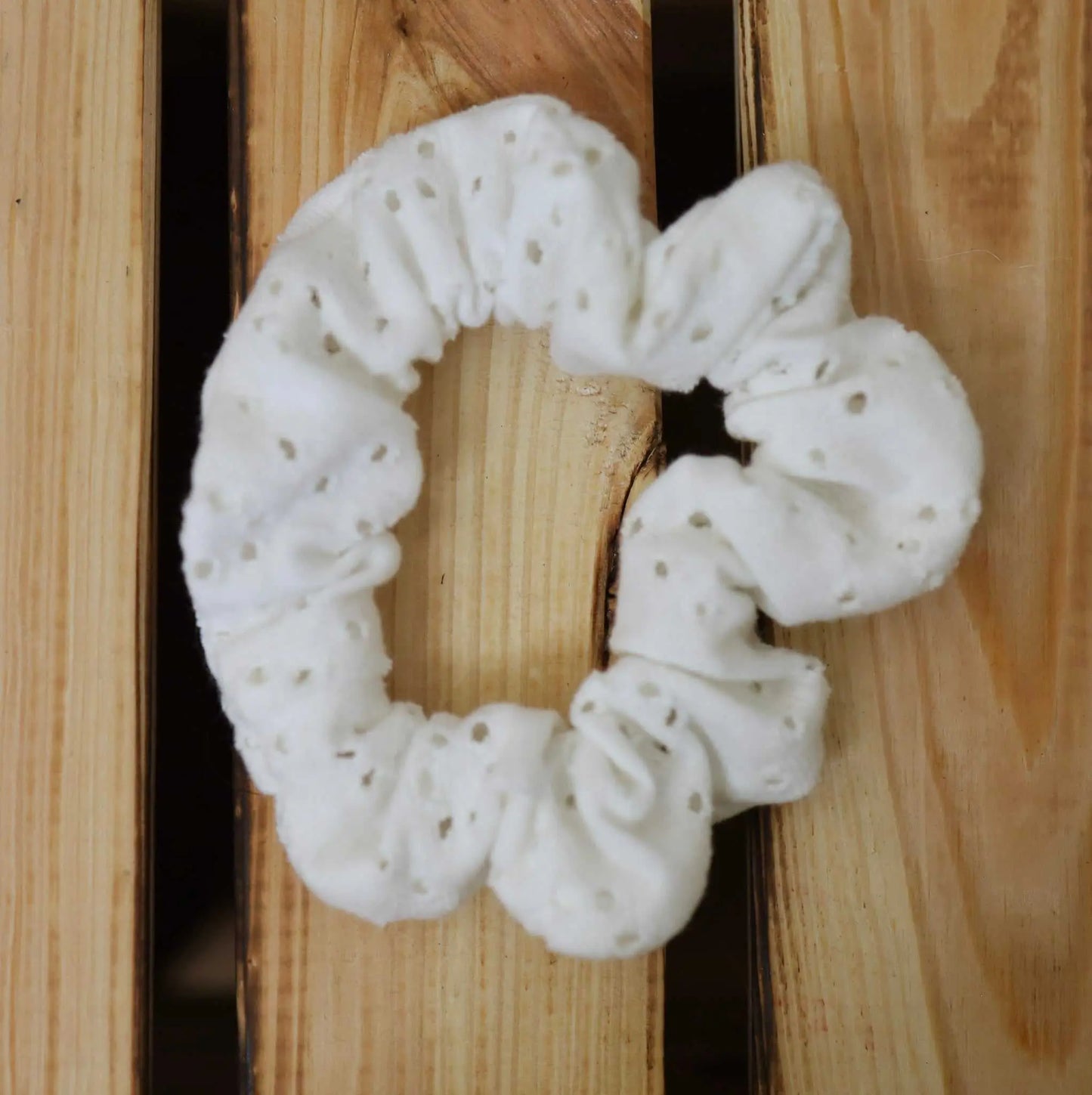 Scrunchie Weiss Broderey made from fabric scraps, versatile hair tie and wrist accessory.