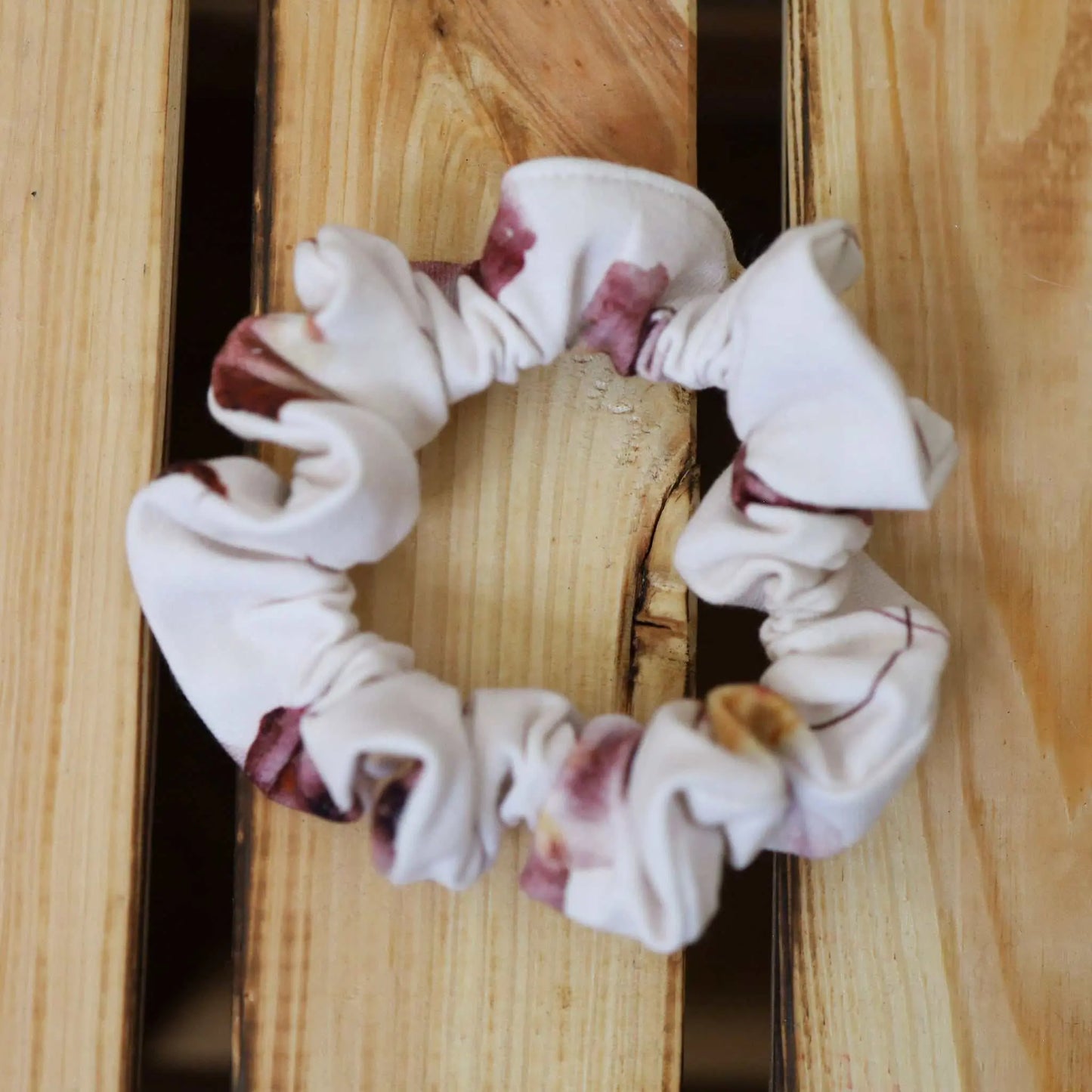 Scrunchie schmal "Flower" on wood background, versatile hair tie accessory.
