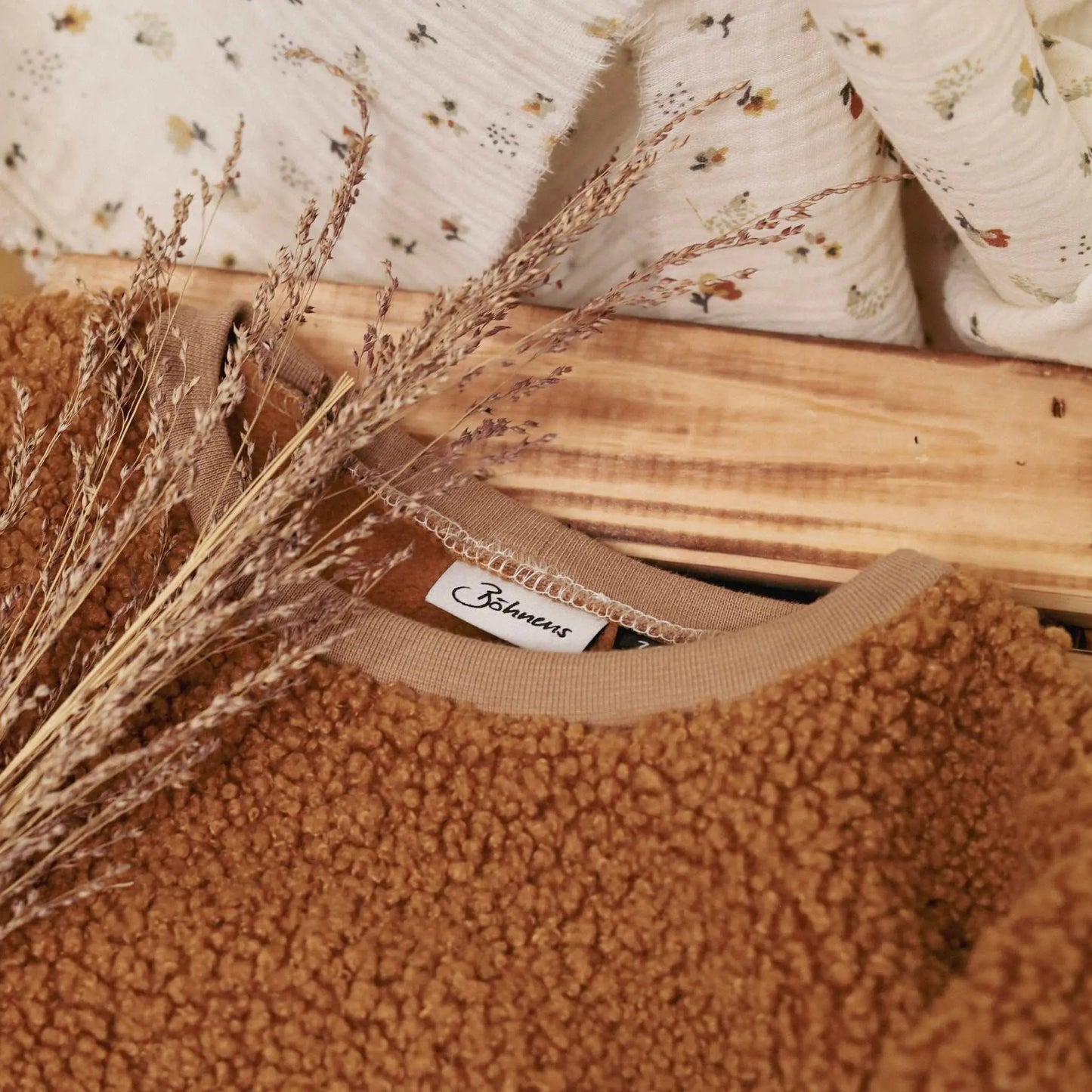 Kuschelsweater aus weichem Teddystoff, ideal für kühle Jahreszeiten.