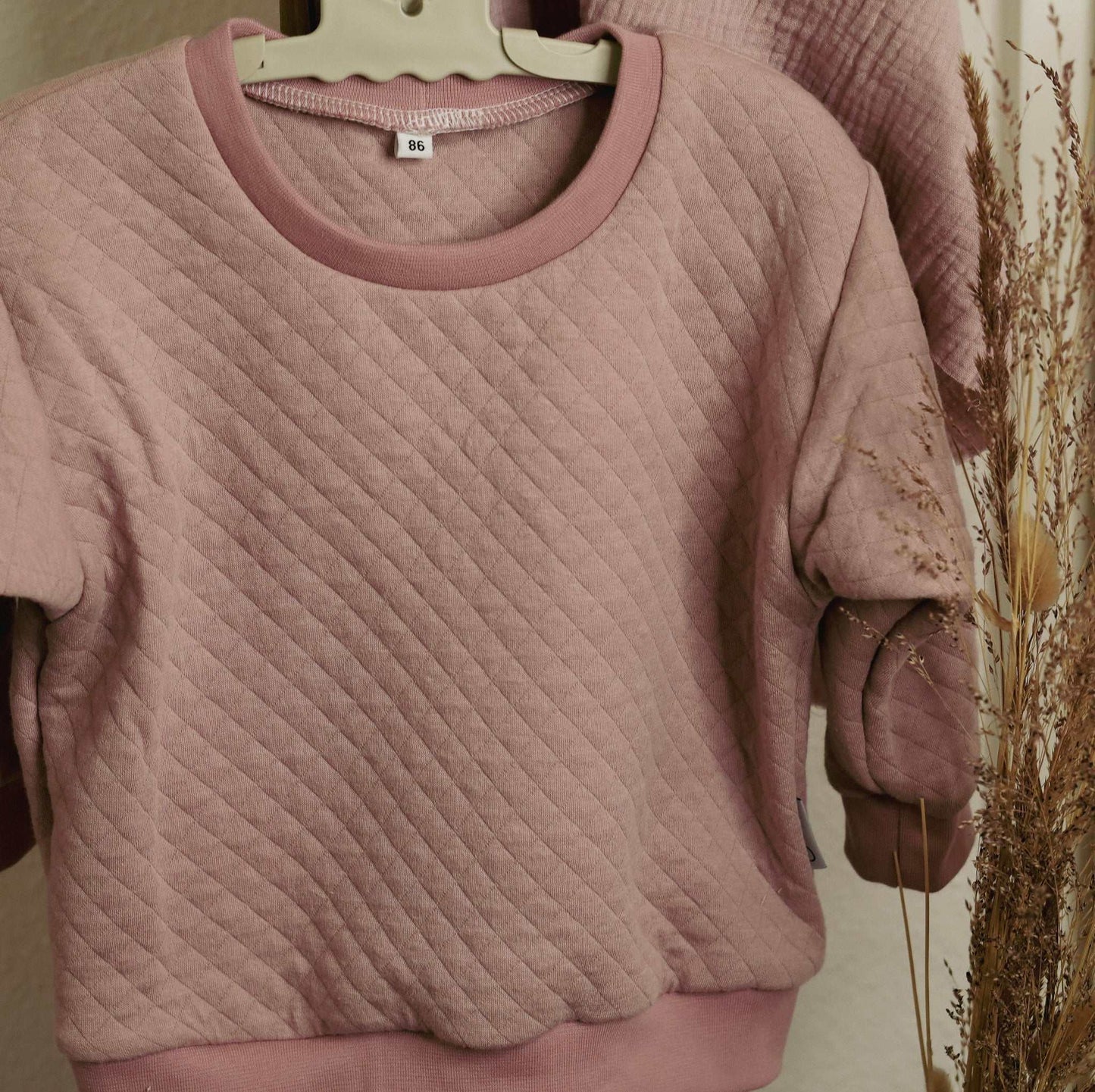 Oversize Pullover with quilted pattern in pink, ideal for a casual and comfortable fit.