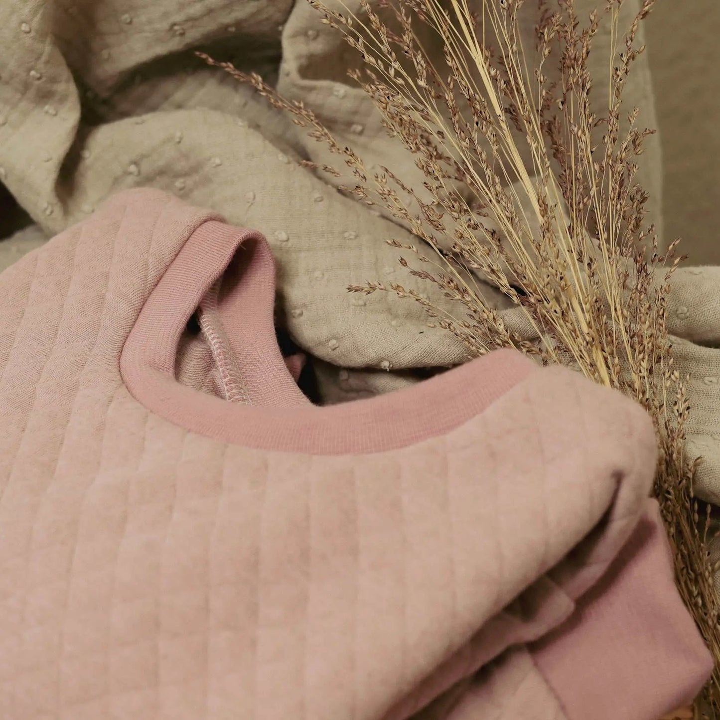 Oversize Pullover Steppmuster in Rosa, lässiger und bequemer Style, handgemachte Kindermode.