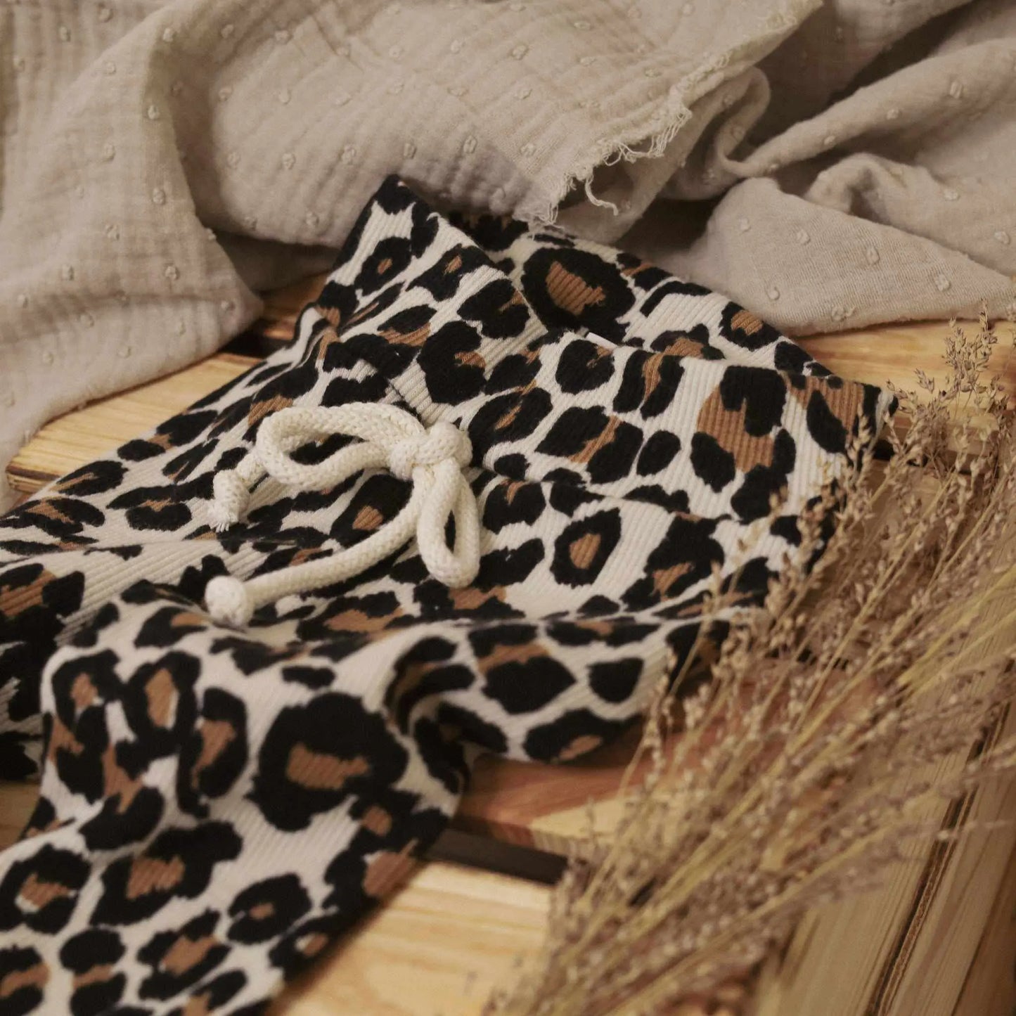 Leggins mit Leomuster aus RIB Jersey, bequem und vielseitig für aktive Kinder.