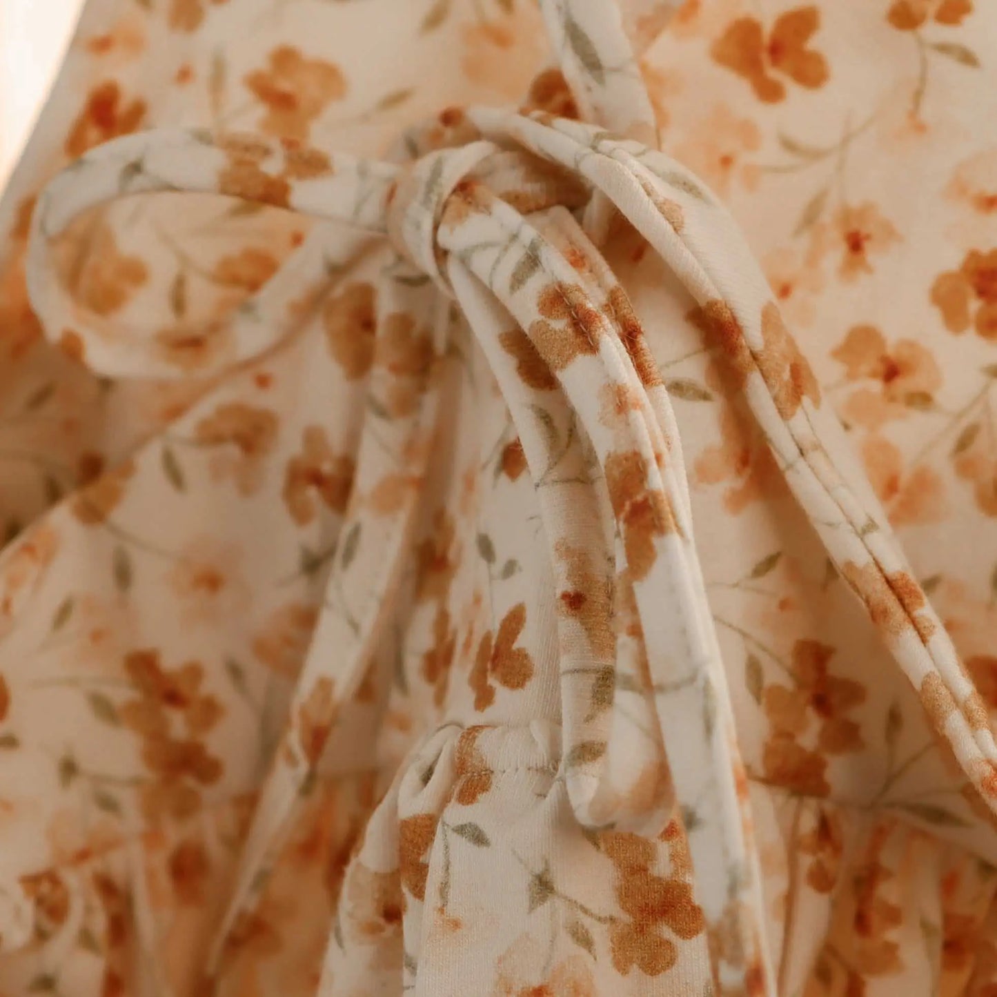 Floral Sommerkleidchen für Mädchen mit verstellbaren Trägern.