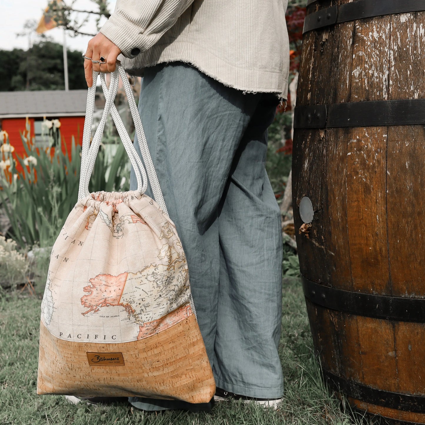 Sportbag Weltkarte mit Kartenmotiv, höhenverstellbaren Seilen und Kork-Canvas-Material.