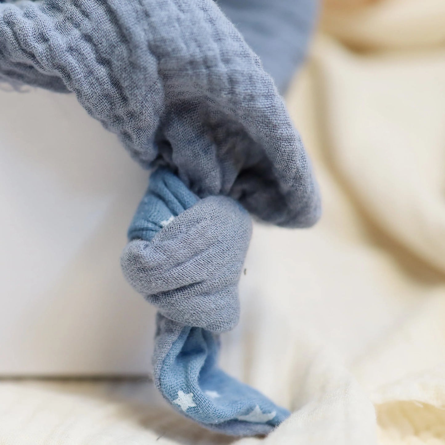 Baby Geschenkbox Hase blau with soft blue fabric, featuring muslin and jersey materials.