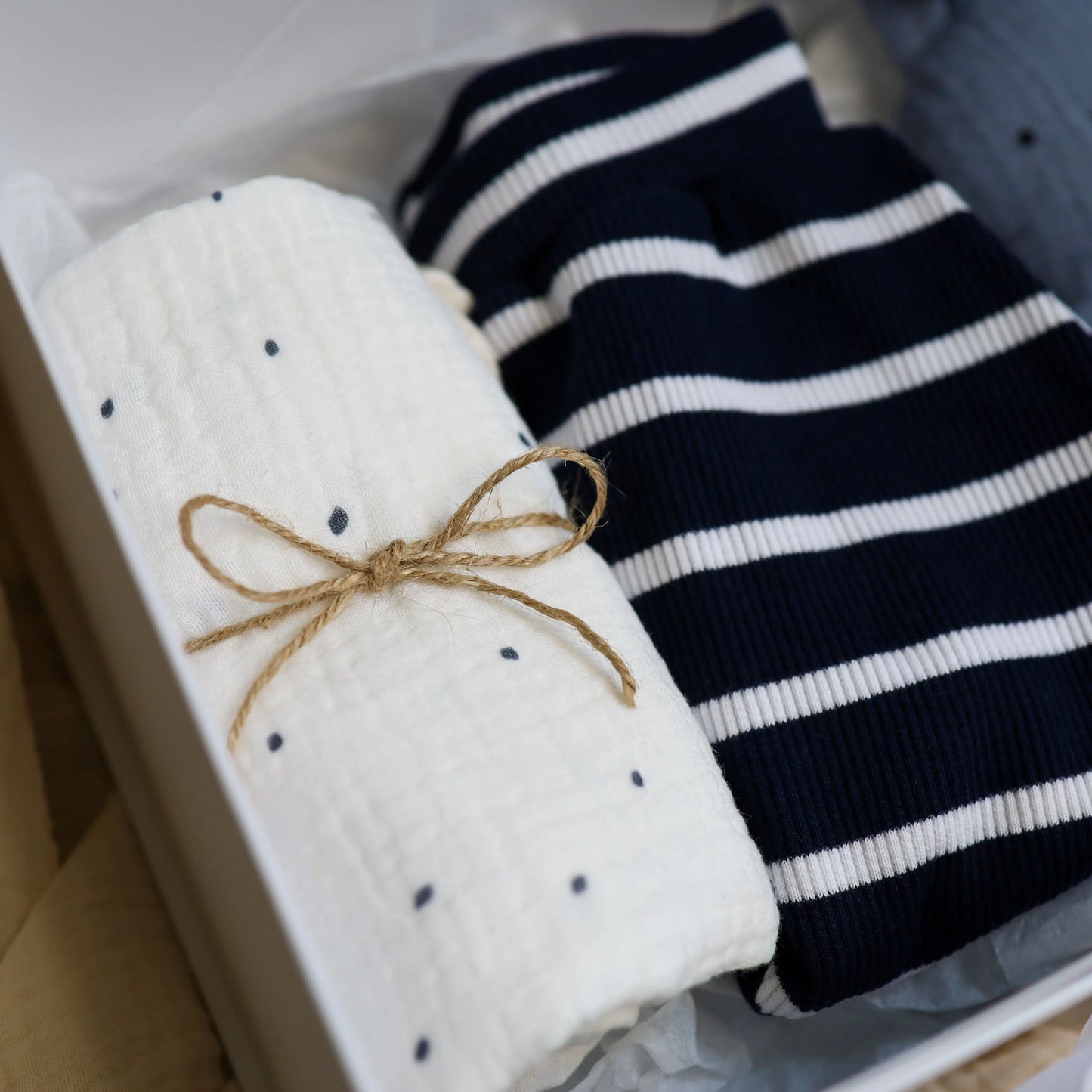 Baby Geschenkbox Hase blau with soft cloth, striped pants, and cuddly bunny.