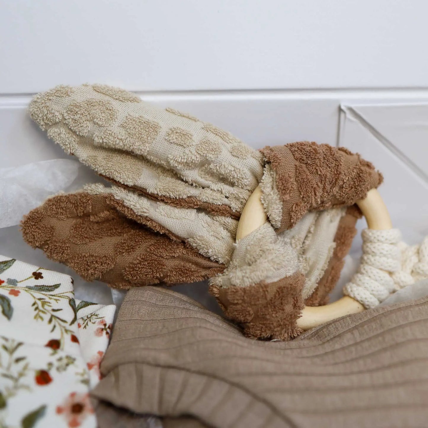 Baby Geschenkbox Blumenmeer with oversize pullover, leggings, turban hat, and beechwood teething ring with crinkle ears.