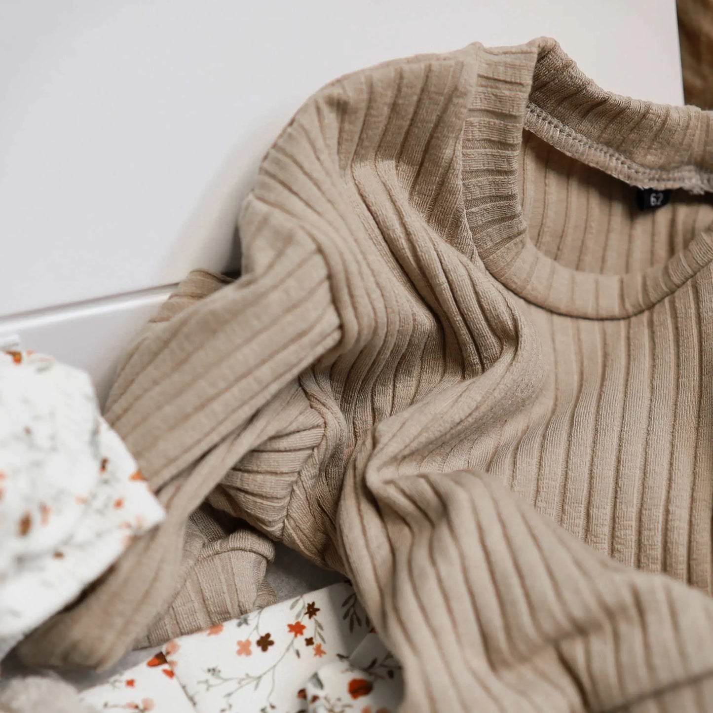 Baby Geschenkbox Blumenmeer with ribbed pullover and floral leggings set.