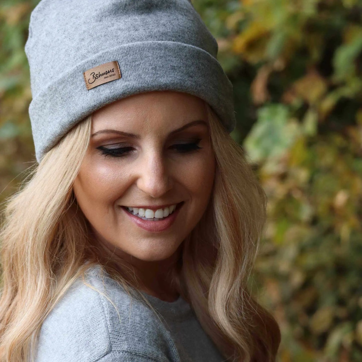 Klassischer Beanie limited Edition "grau"Perfekt für jedes Wetter und jeden Look! Unser klassischer Schnitt und der superweiche Stoff machen diesen Beanie zu einem must-have.
Hinweis: Bitte beachte, dass diKlassischer BeanieBöhnens