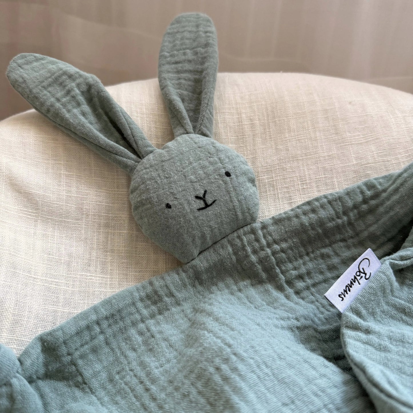 Kuschelhase aus Musselin in altgrün