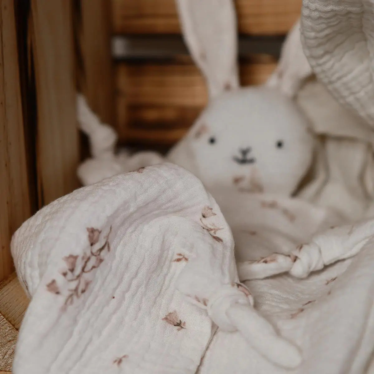 Kuschelhase mit Knisterohren mit zartem Blumenmuster Böhnens Böhnens