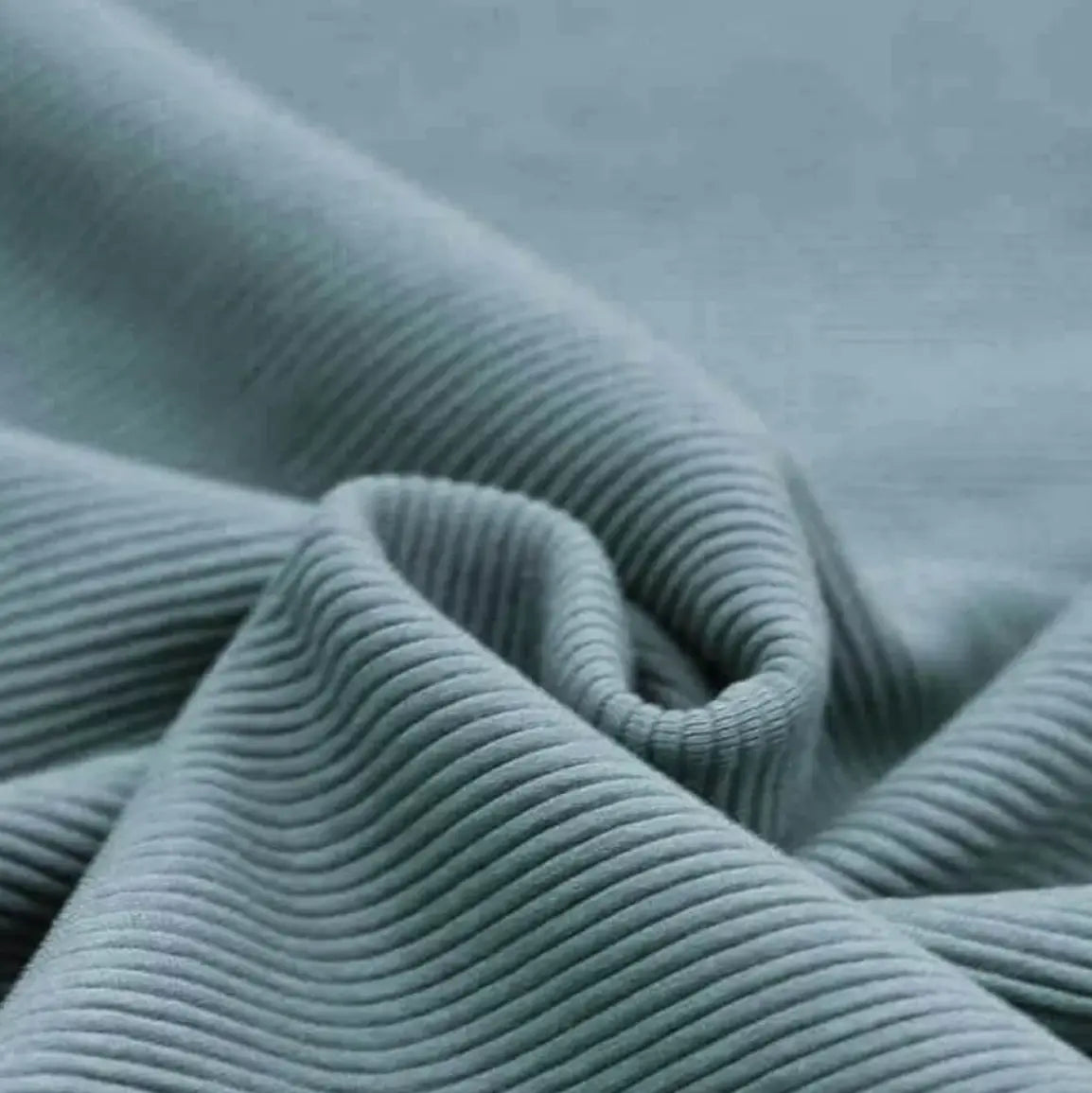 Pumphosen aus RIB-Jersey in graublauer Farbe, weicher Stoff mit geripptem Muster.