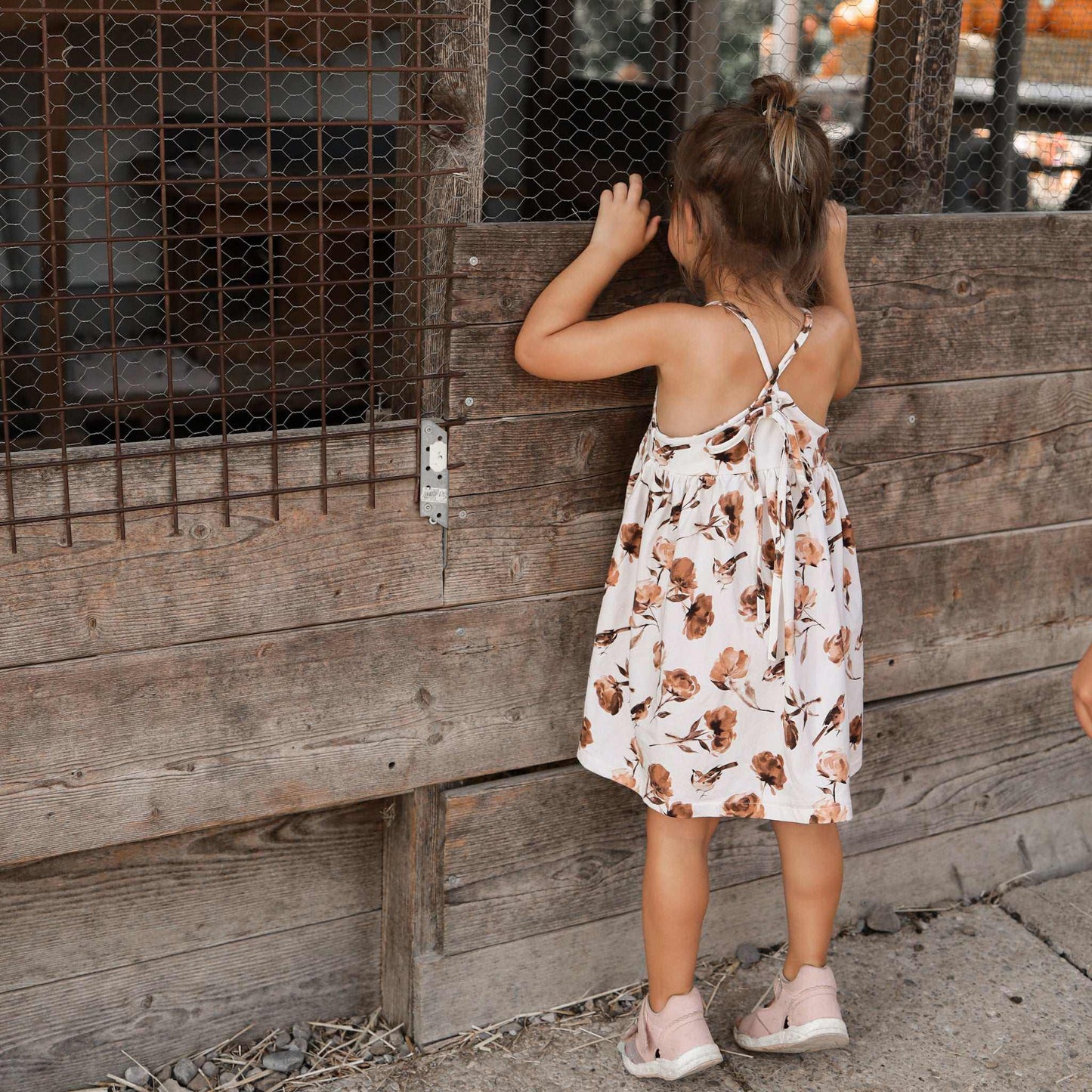 Rosa Sommerkleidchen mit grössenverstellbaren Trägern für Mädchen.