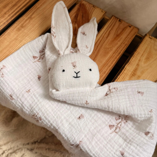 Kuschelhase mit Knisterohren mit zartem Blumenmuster