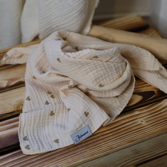 Beiges Musselin Halstuch für Babys aus 100 % Baumwolle mit kleinen Herzen in natürlichen Farbtönen, 60 × 60 cm