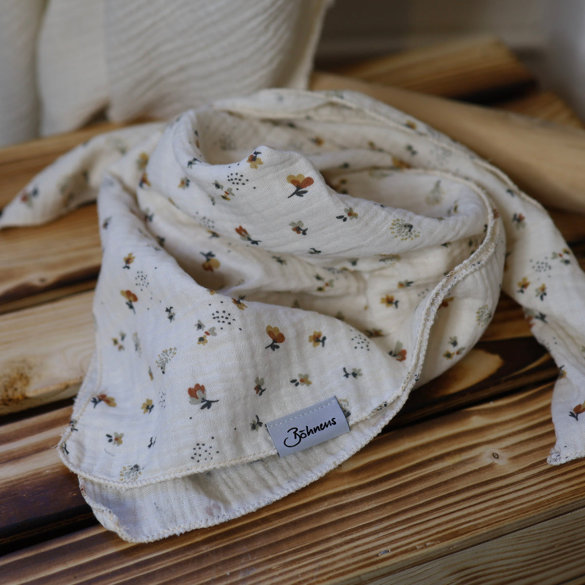 Cremefarbenes Musselin Halstuch für Babys aus 100 % Baumwolle mit kleinen Wildblumen in Gelb, Rostbraun und Grün, 60 × 60 cm