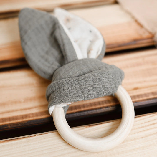 Beissring für Babys mit Knisterohren in Olive, weiches Musselin, ideal für kleine Hände.