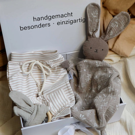 Baby Geschenkbox Hase taupe with teething ring, harem pants, and cuddly bunny.