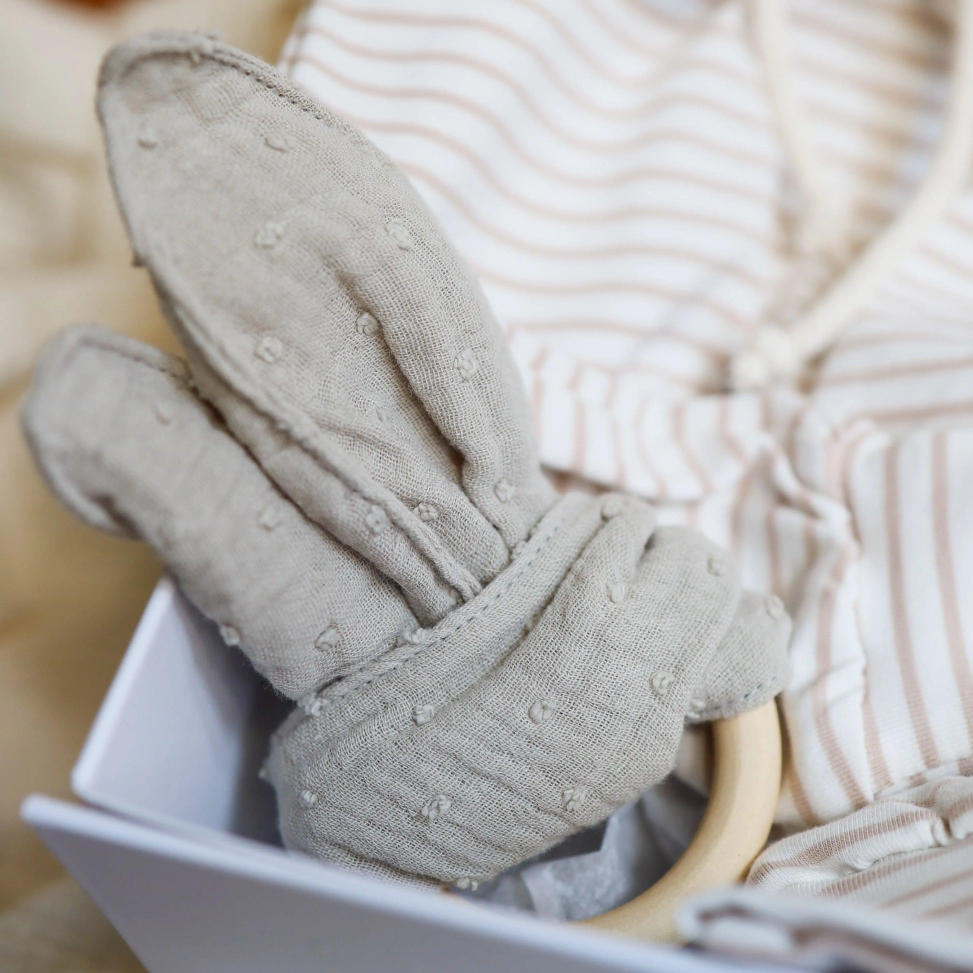 Baby Geschenkbox Hase taupe with beissring and knisterohren in gift box.