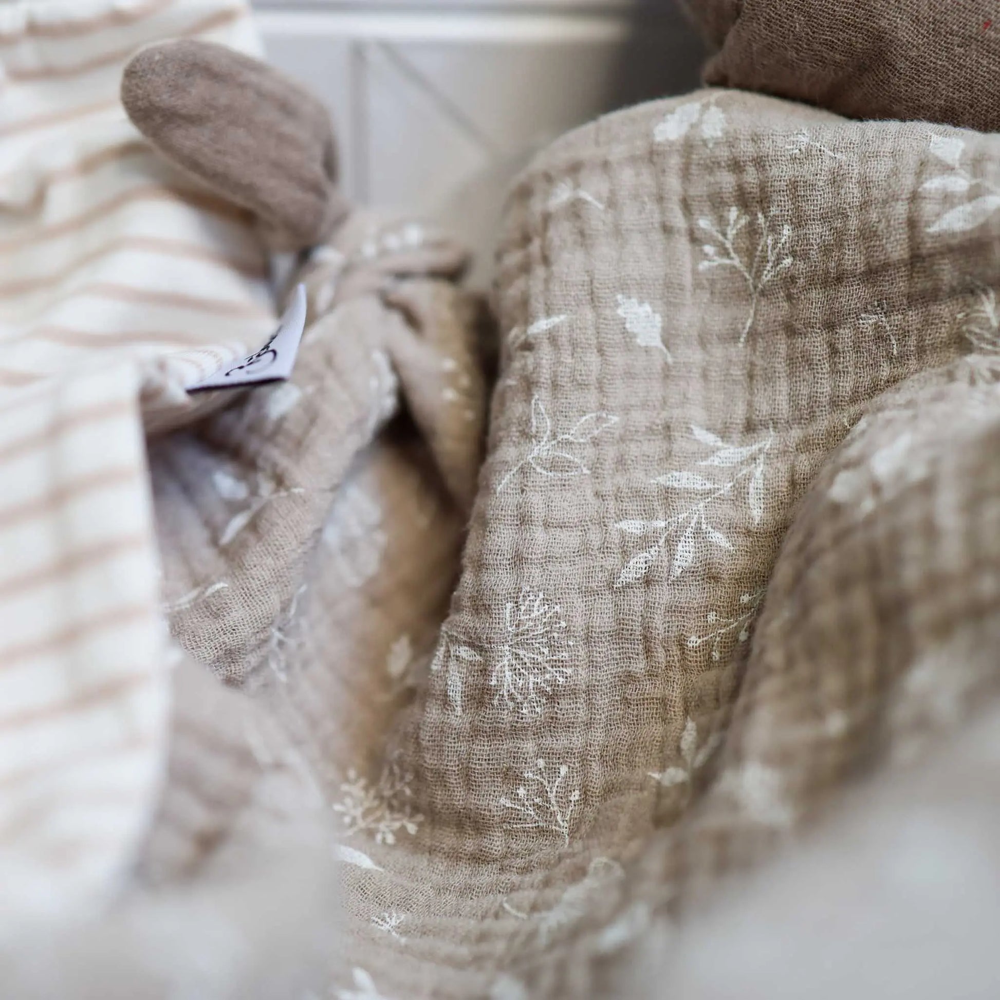 Baby Geschenkbox Hase taupe mit Beissring, Harem Pants und Kuschelhase aus Jersey und Musselin.