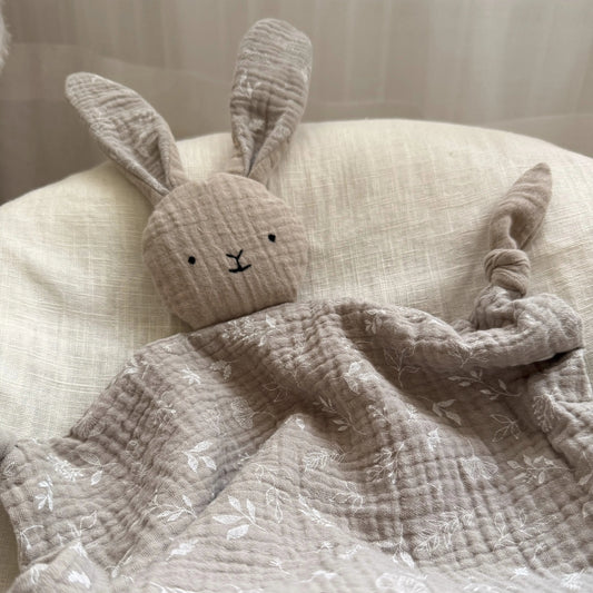 Kuschelhase aus Musselin in taupe