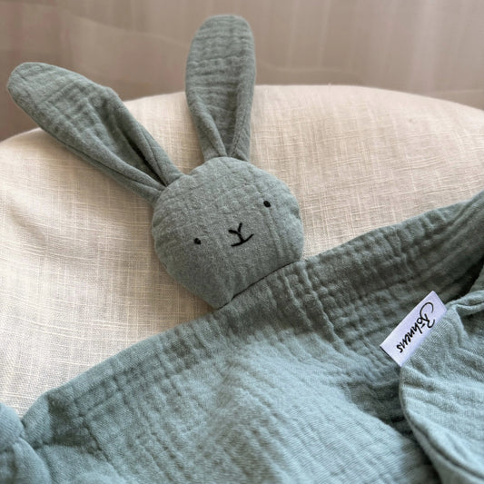 Kuschelhase aus Musselin in altgrün