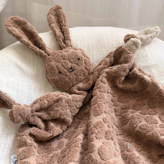 Kuschelhase aus Frottee mit Knisterohren Leo braun