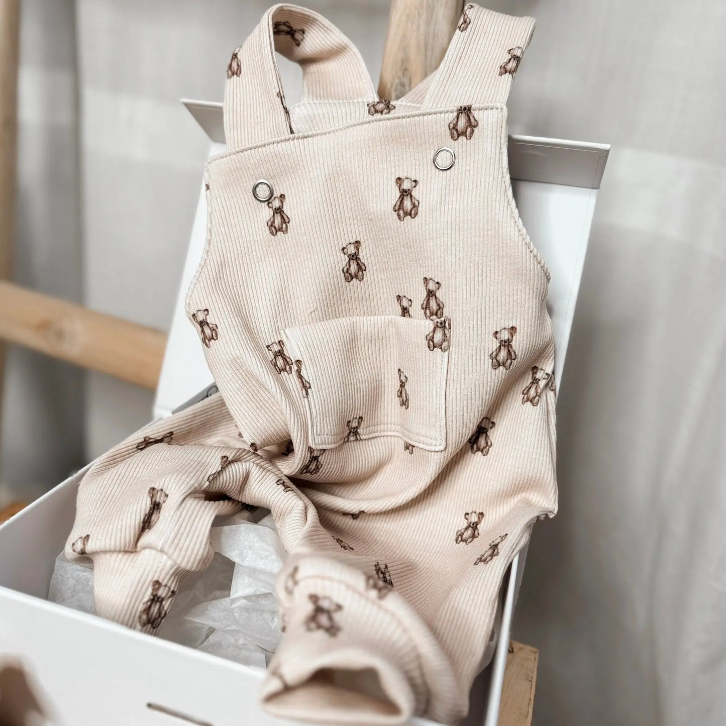 Baby Geschenkbox Latzhose Bär