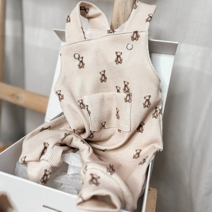 Baby Geschenkbox Latzhose Bär