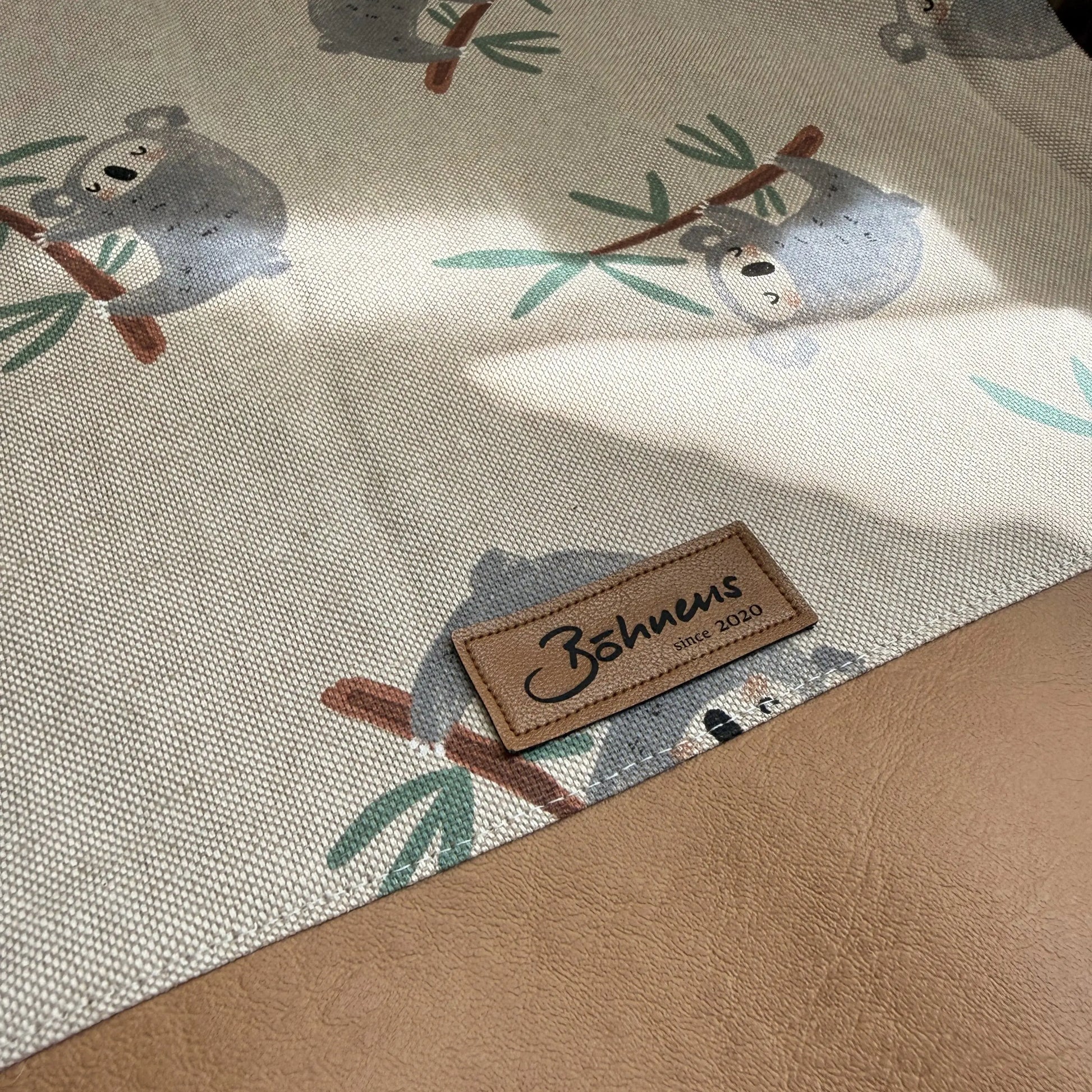 Stoffdetail Turnbeutel Canvas Koalamuster mit Kunstleder handgemacht