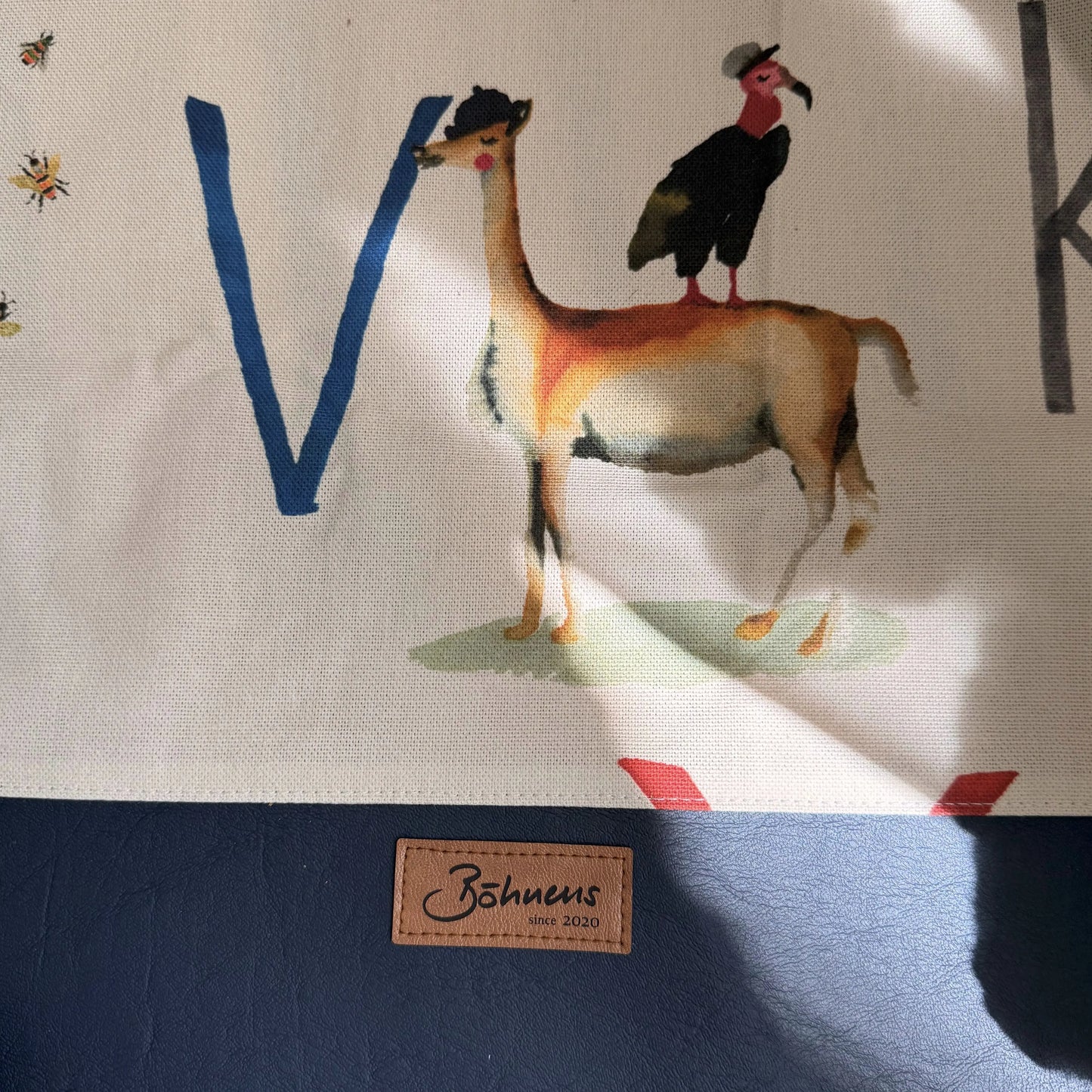 Canvas Stoff mit Tiermuster und Buchstaben kombiniert mit Kunstleder