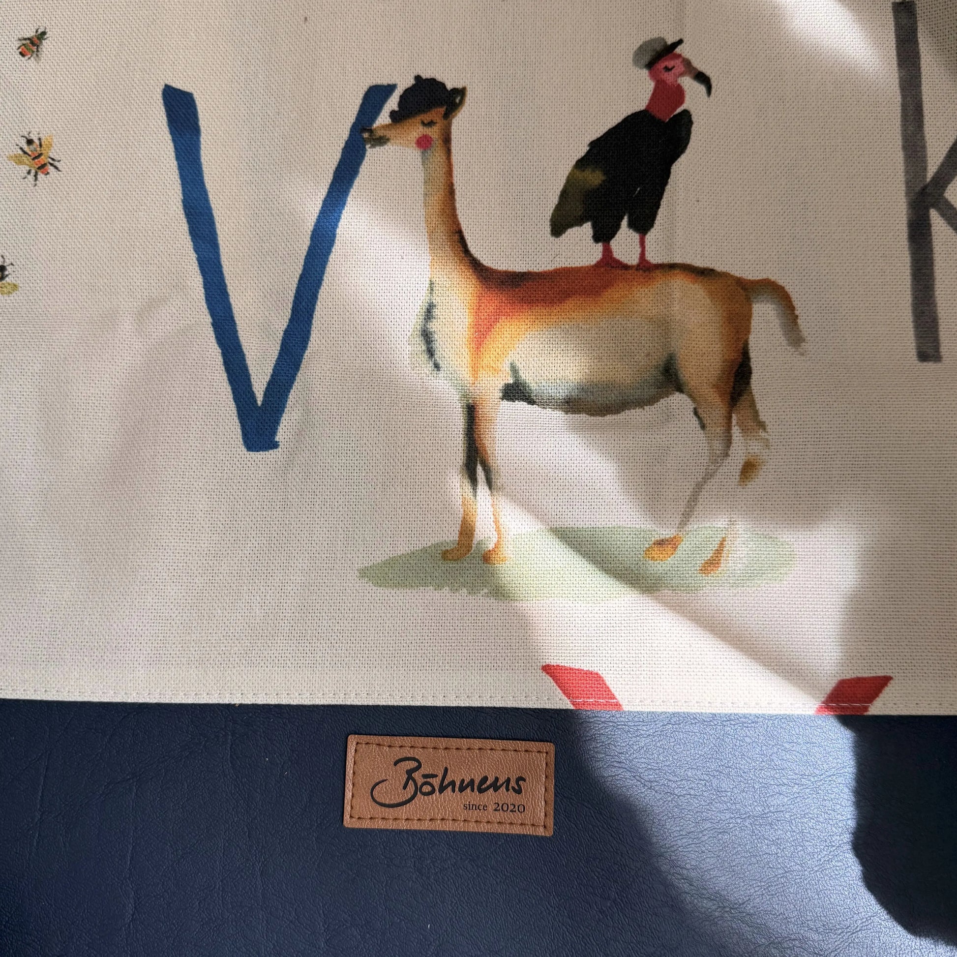 Canvas Stoff mit Tiermuster und Buchstaben kombiniert mit Kunstleder