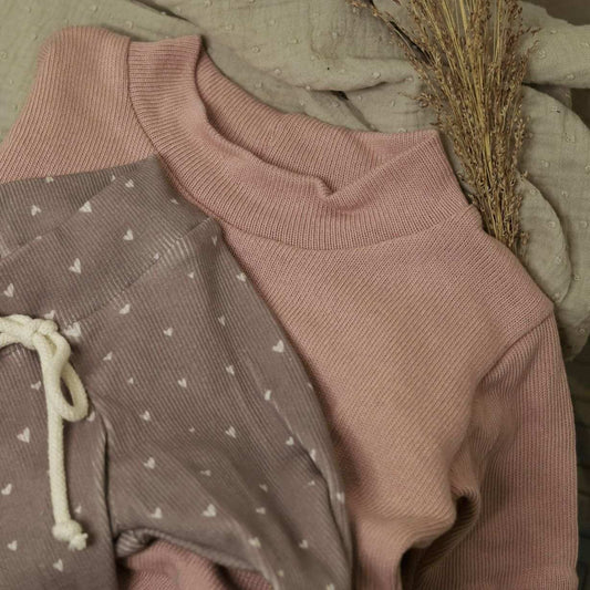 Kinderkleiderset aus Oversize Pullover in altrosa mit Leggins aus Feinstrick-RIB-Jersey.