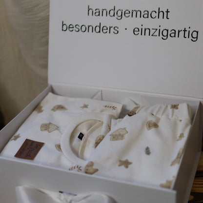 Baby Geschenkbox mit handgenähtem Oversize Pullover und Hose mit Lebkuchenmännchen und Sternen